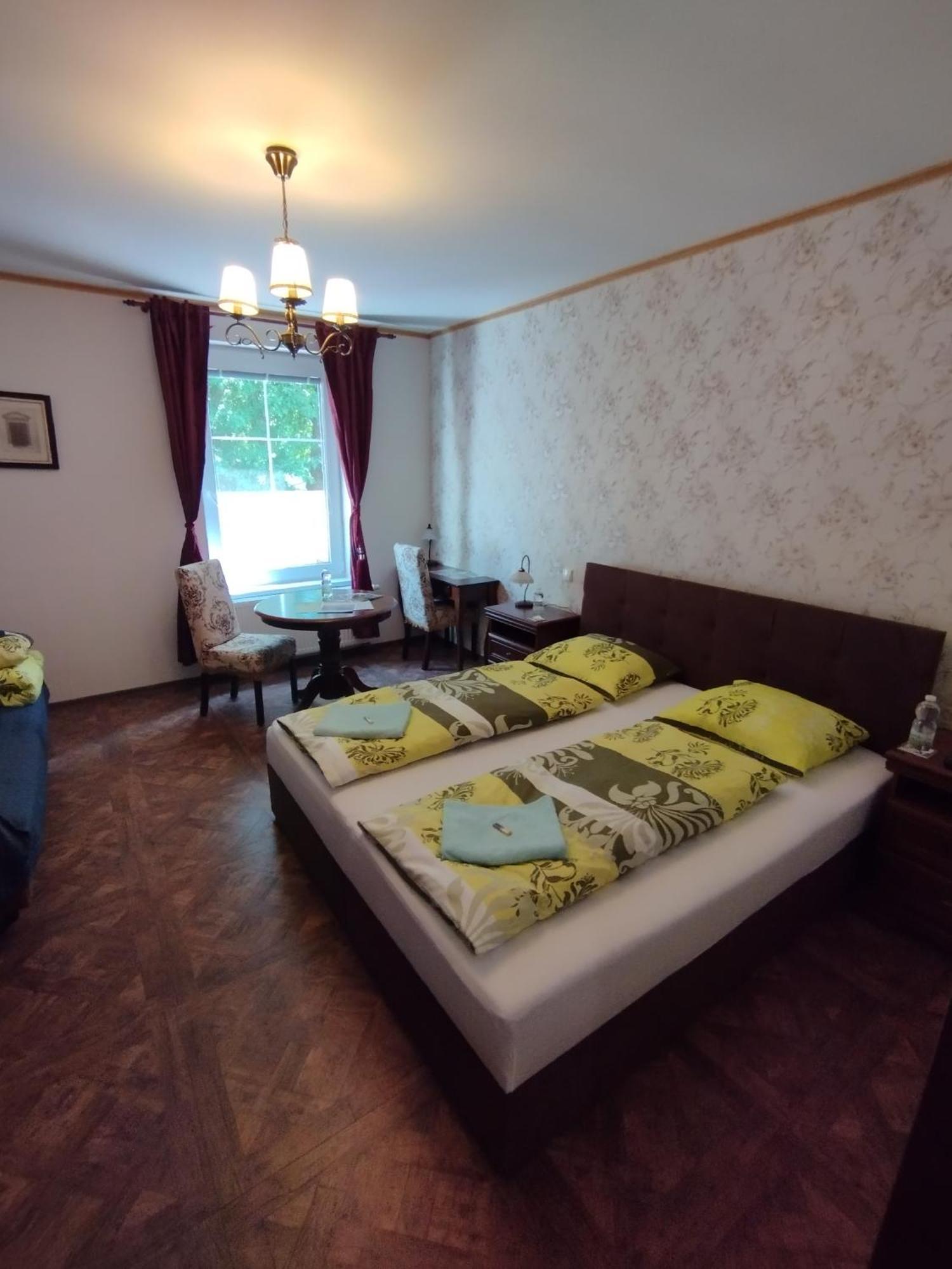 Bynovecky Zamecek Hotel Luaran gambar