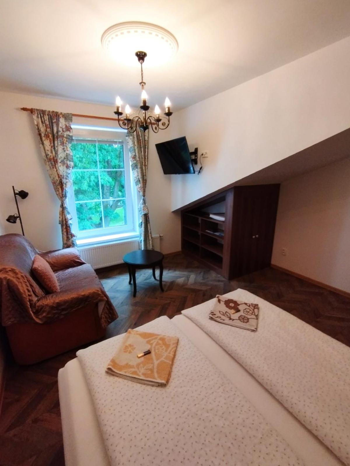 Bynovecky Zamecek Hotel Luaran gambar
