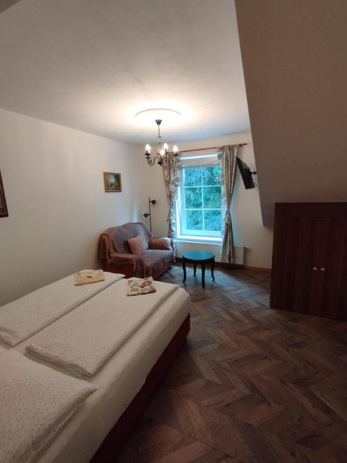 Bynovecky Zamecek Hotel Luaran gambar
