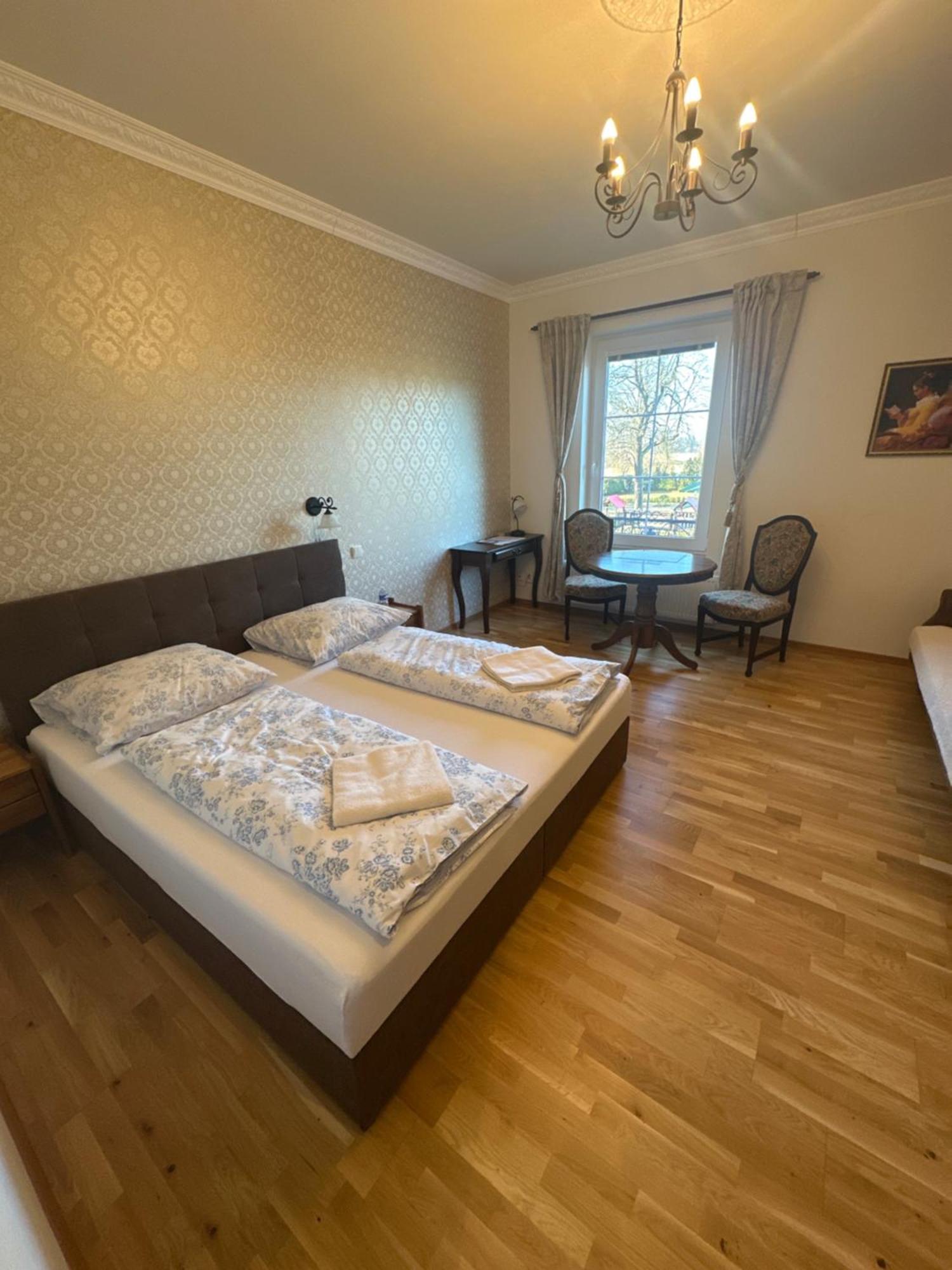 Bynovecky Zamecek Hotel Luaran gambar