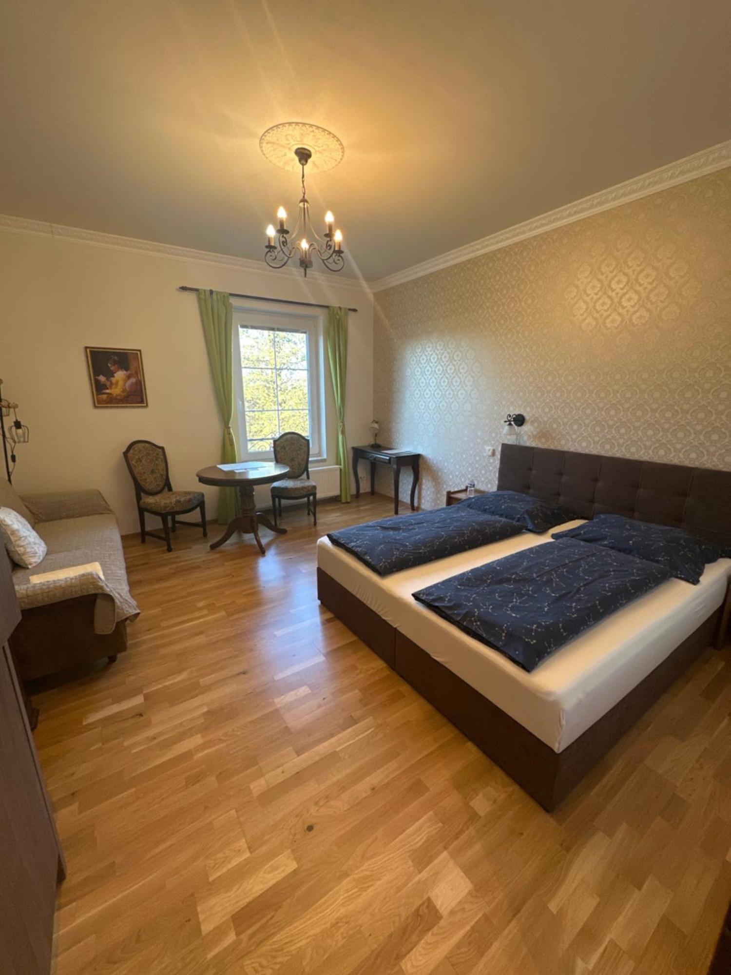 Bynovecky Zamecek Hotel Luaran gambar