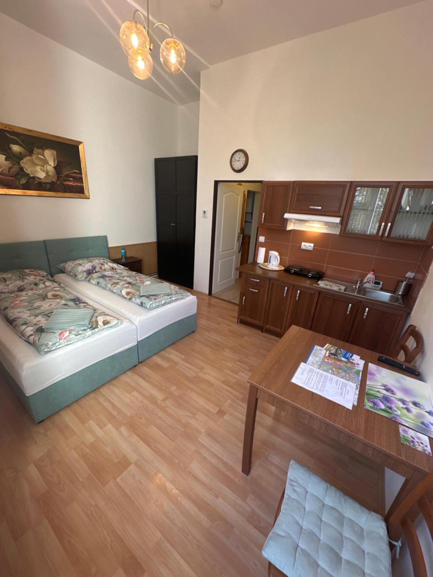Bynovecky Zamecek Hotel Luaran gambar