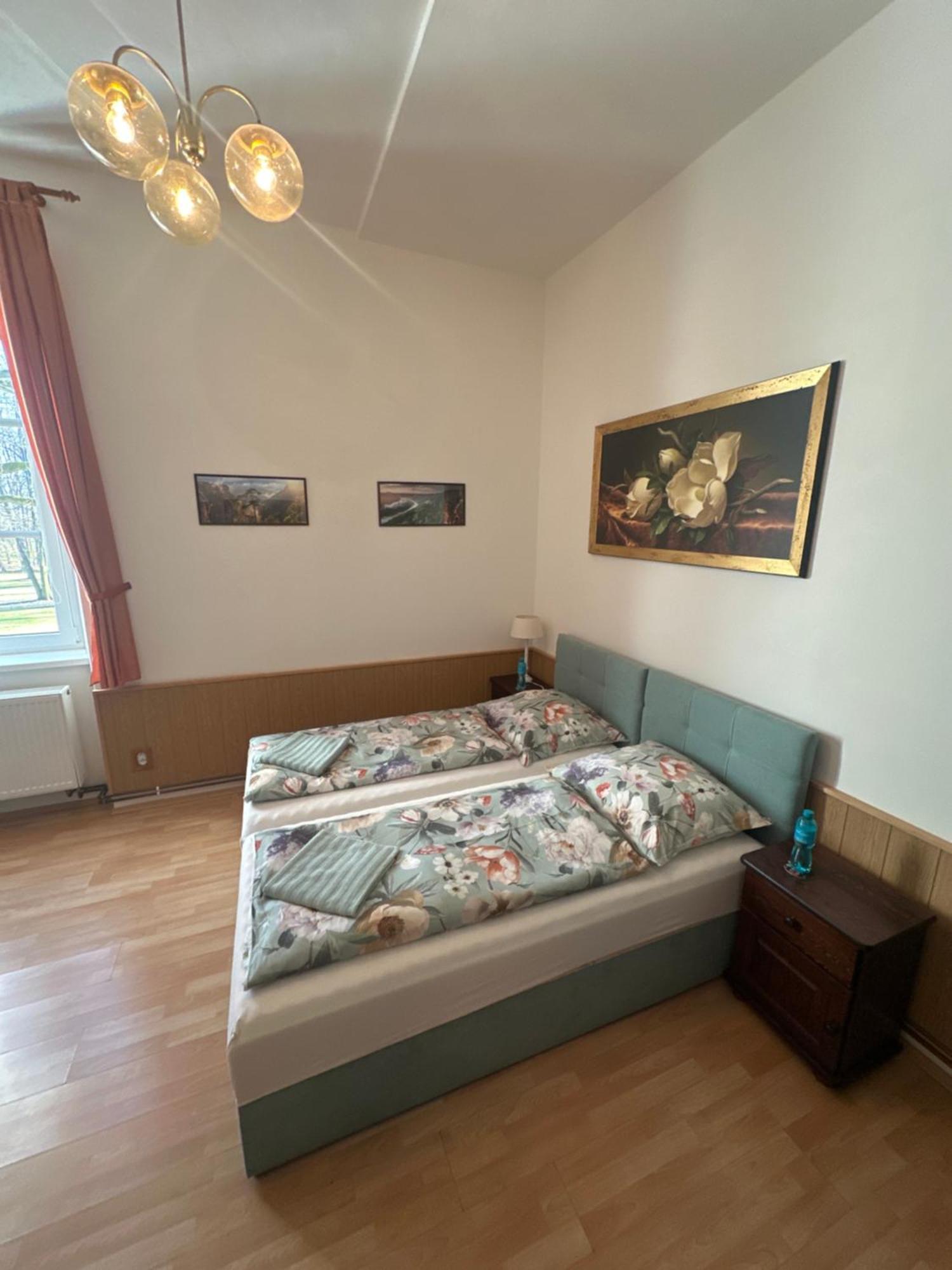 Bynovecky Zamecek Hotel Luaran gambar